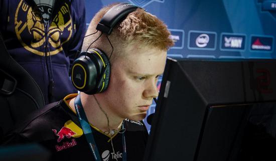 Dota2 选手比赛中睡着遭判负引发热议